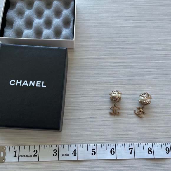 Vintage Logo earrings - Picture 6 of 16